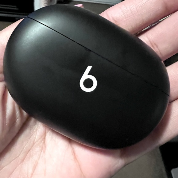 Studio beats buds comes with keychain case original box and charger.